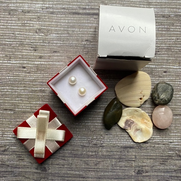 Avon Freshwater Pearl Earrings In Present Gift Box - Picture 1 of 7